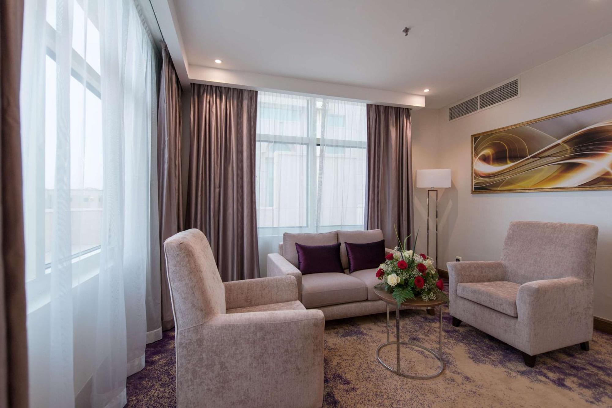 Ramada By Wyndham Continental Jeddah Hotell Exteriör bild
