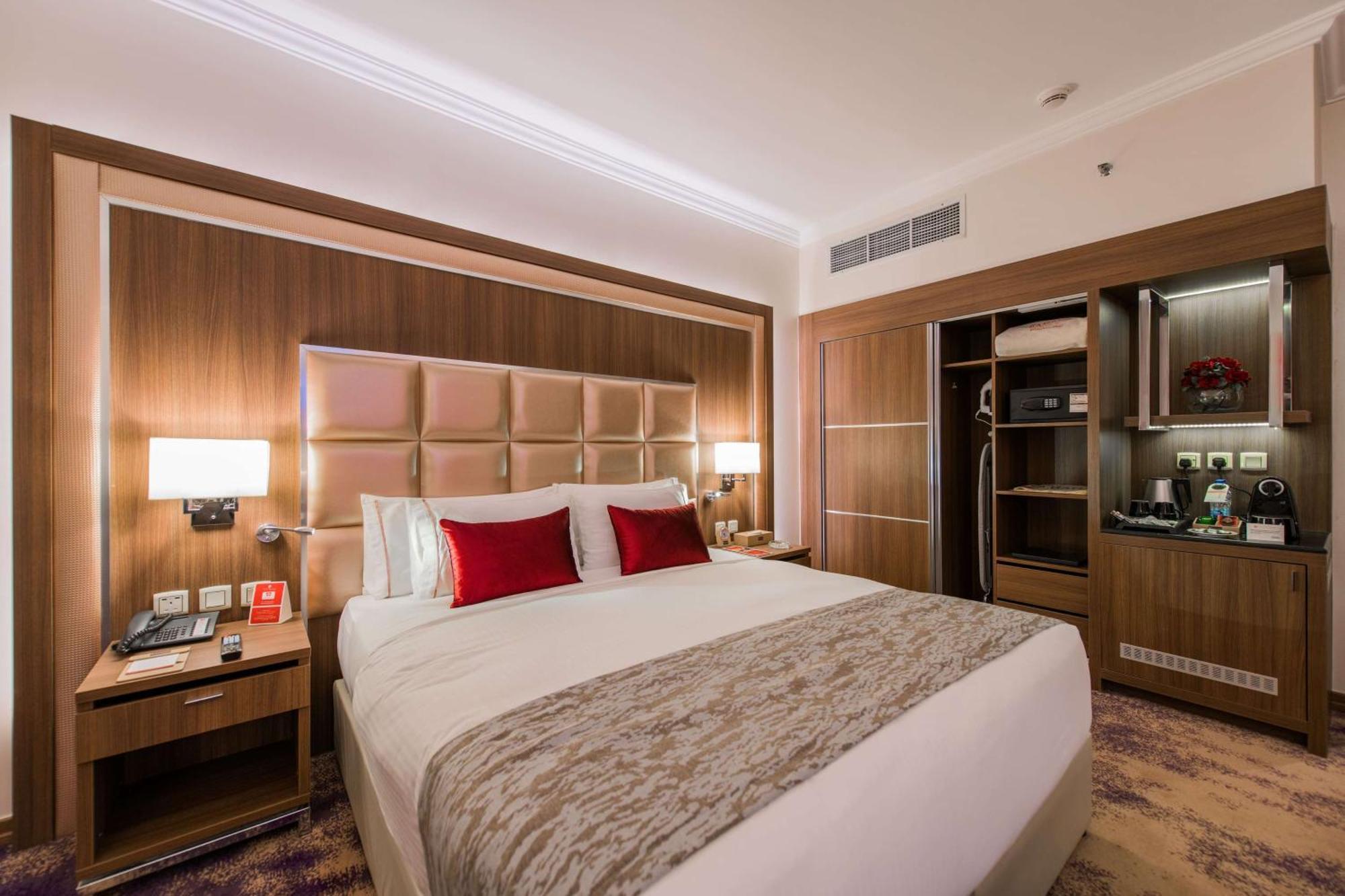 Ramada By Wyndham Continental Jeddah Hotell Exteriör bild