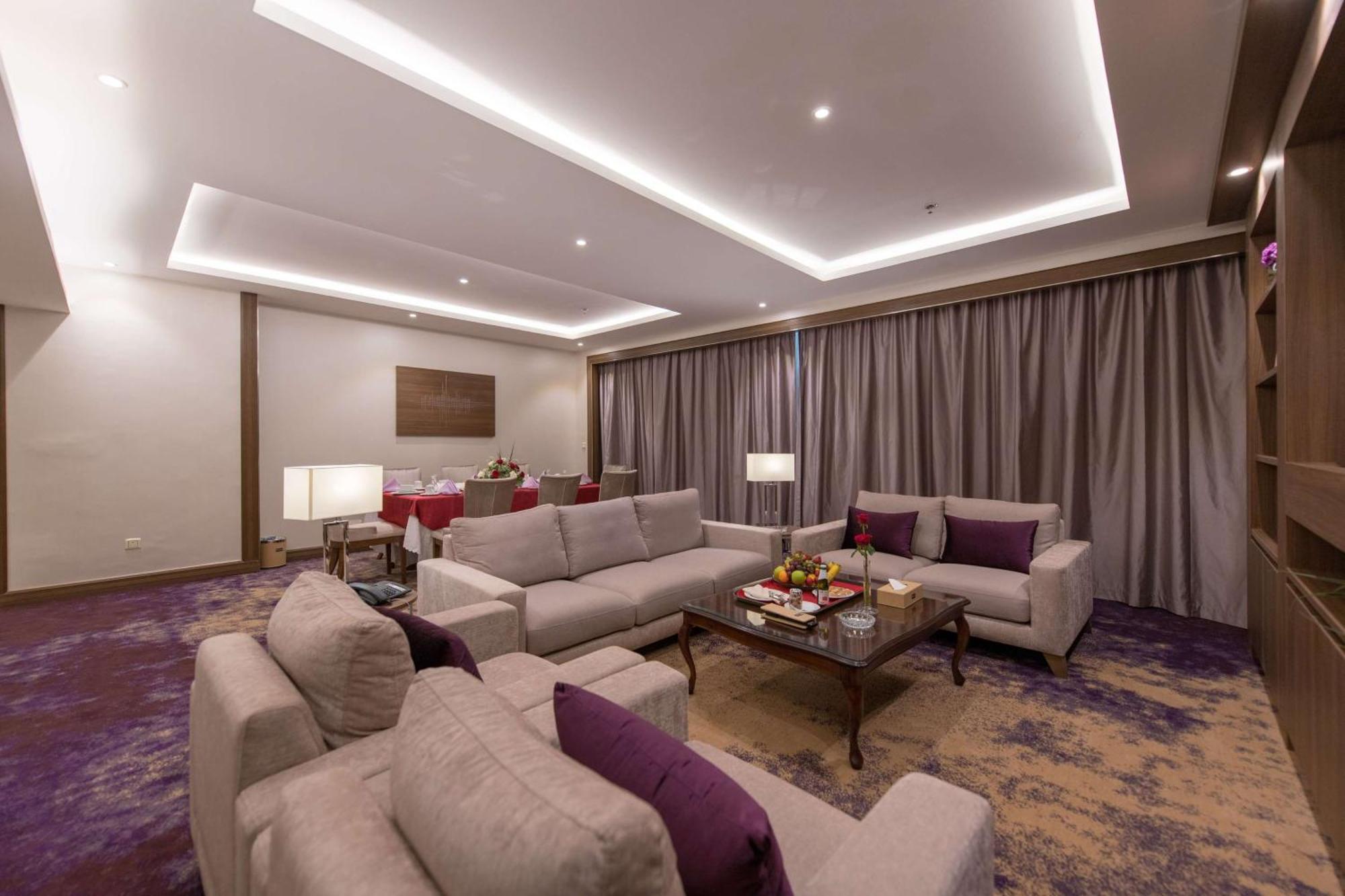 Ramada By Wyndham Continental Jeddah Hotell Exteriör bild